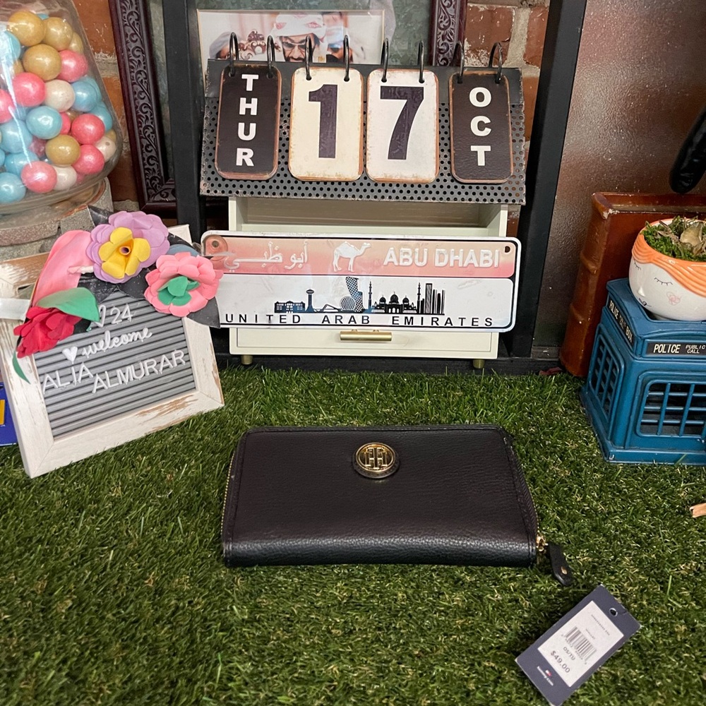 TOMMY HILFIGER LARGE MONOGRAM ZIP WALLET